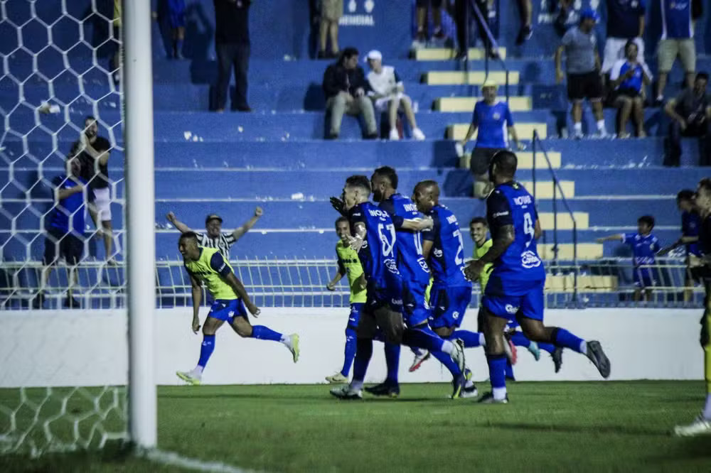 Na imagem, há jogadores do São José EC em comemoração de um gol no Paulistão A2