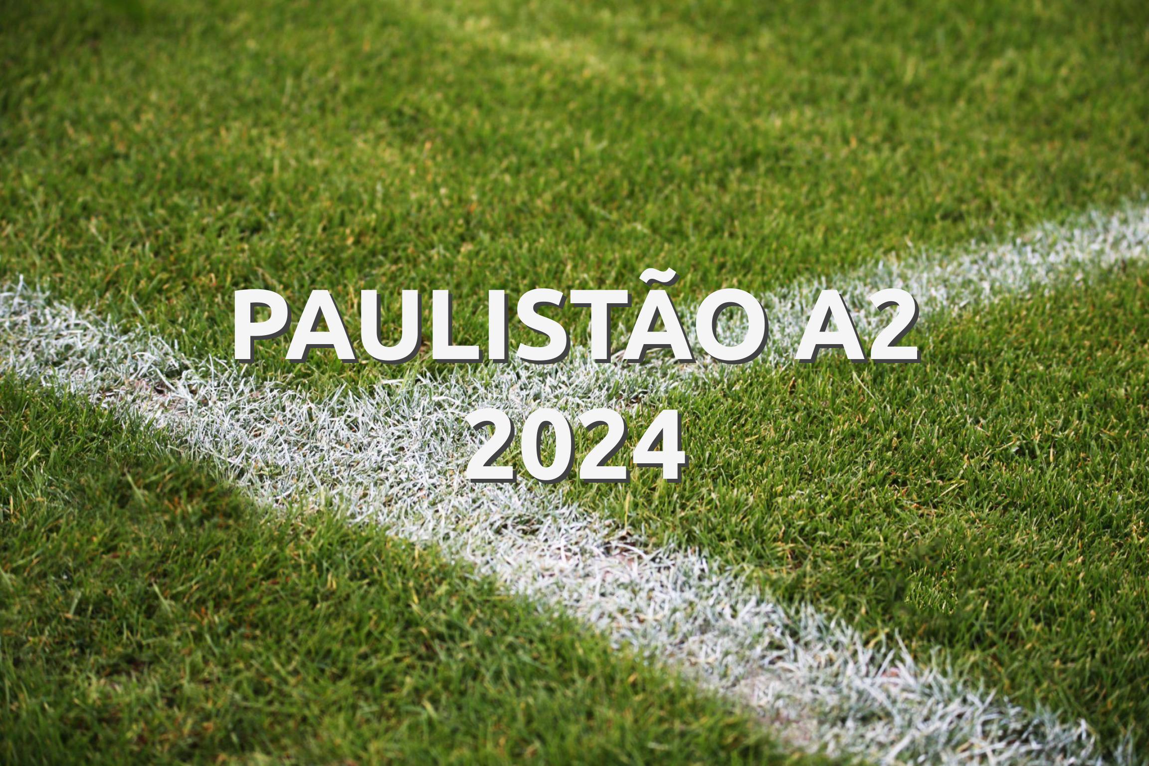 Na imagem, há o fundo de um campo de futebol. Em primeiro plano, há a escrita "Paulistão A2 2024"