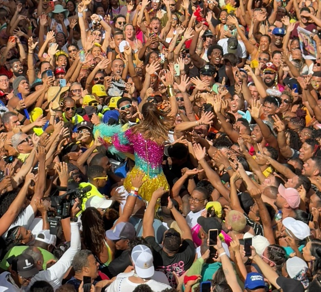 Ivete Sangalo fecha seu Carnaval de Salvador se jogando nos braços da Pipoca