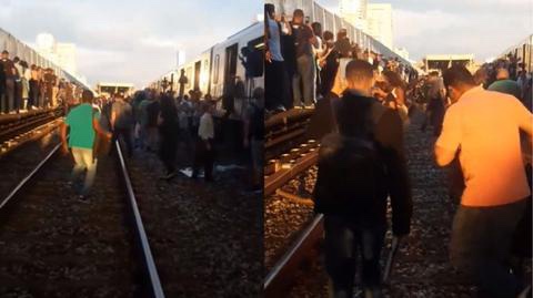 Paralisação na linha vermelha do Metrô faz passageiros andarem nos trilhos em SP 29