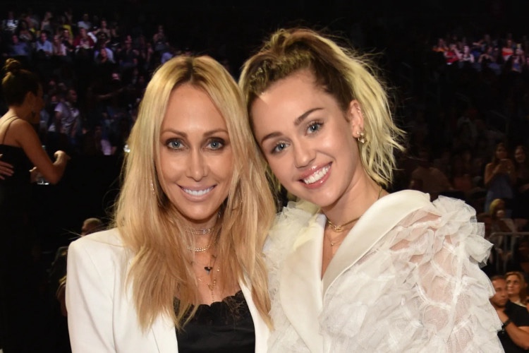 Mãe de Miley Cyrus se casa com ex-namorado de uma das filhas 1