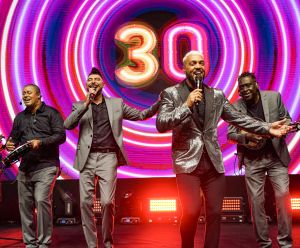 Com Belo no vocal e ingressos esgotados, turnê "Soweto 30" estreia nesta sexta (19) e terá transmissão ao vivo no Multishow e Globoplay