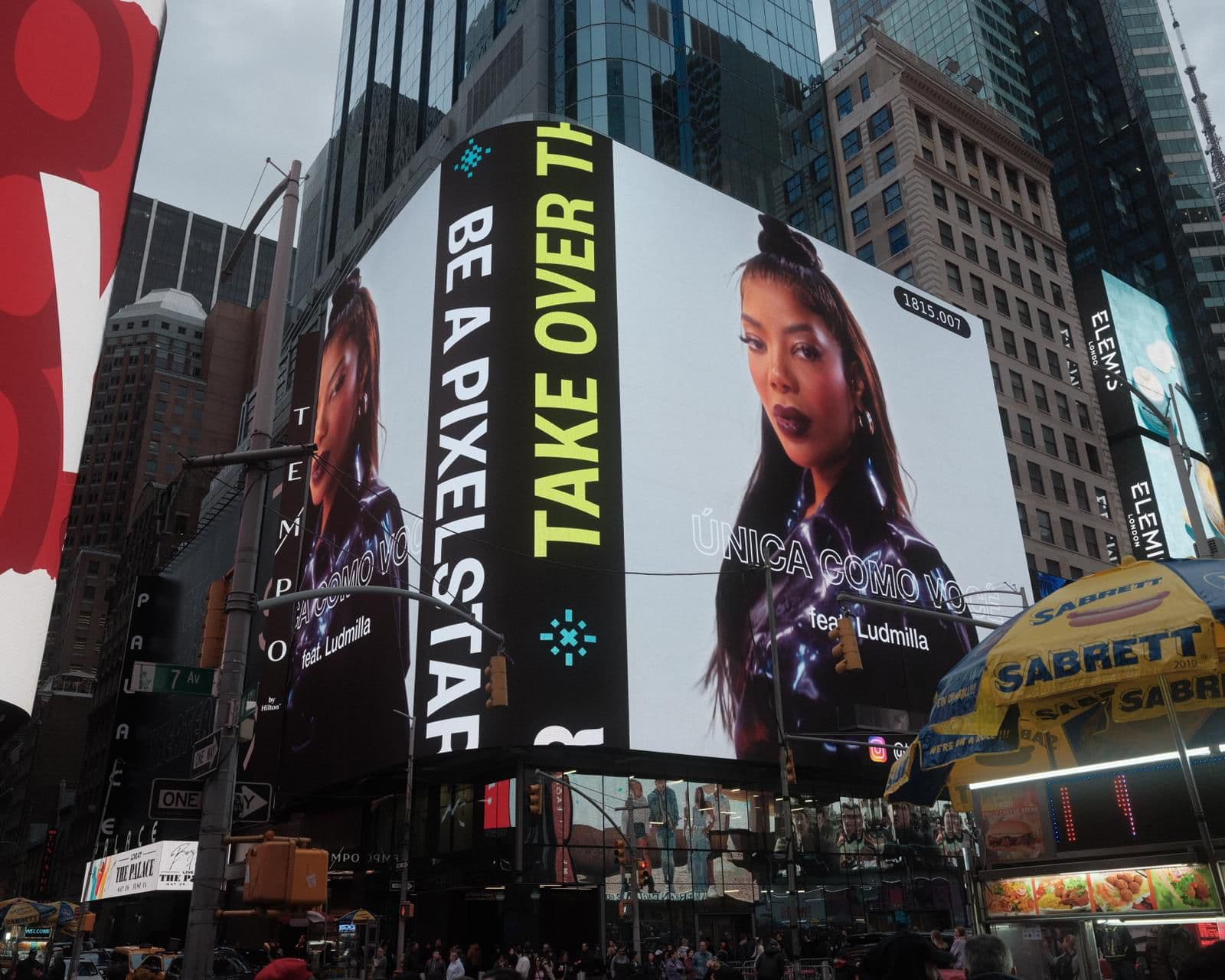 A maior artista negra da América Latina faz sua estreia amanhã no Coachella e celebra parceria com a maior marca de maquiagem do mundo