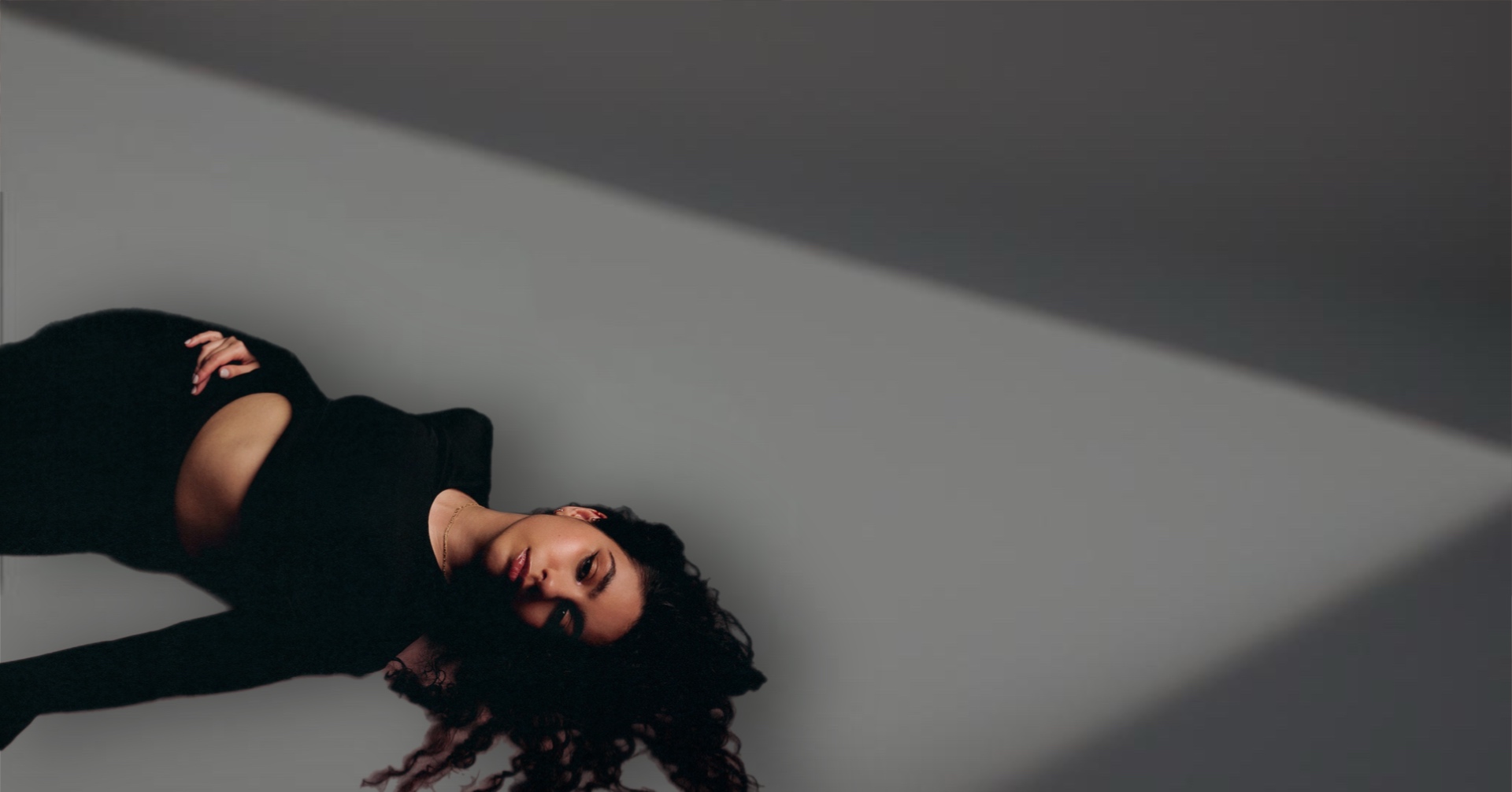 Alessia Cara retorna do limbo com 'Dead Man'