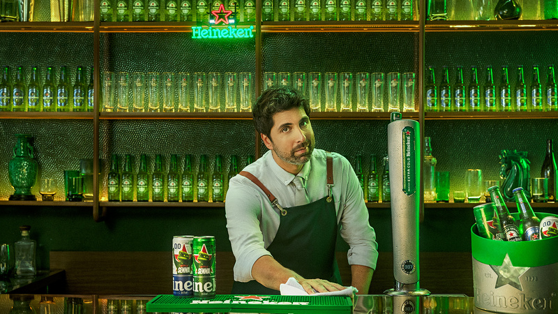 Heineken transforma anúncio em "bar digital" para brinde à minissérie Senna, da Netflix