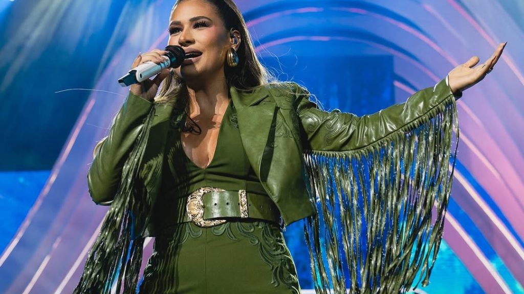 Simone Mendes lança “Me Ama ou Me Larga” e inicia nova era com DVD “Cantando Sua História 2”