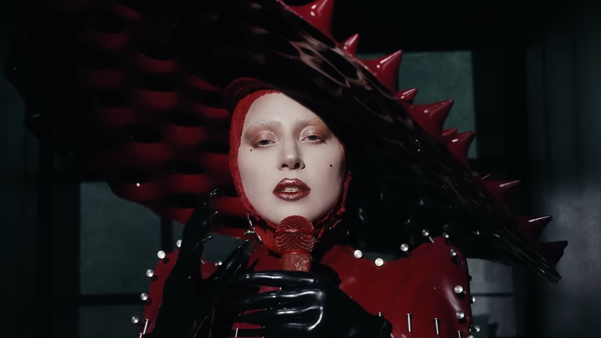 Lady Gaga lança "Abracadabra" de surpresa no Grammy 2025 e anuncia álbum "Mayhem"