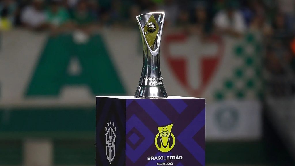 A Confederação Brasileira de Futebol (CBF) divulgou a tabela detalhada das rodadas 8 a 12 do Campeonato Brasileiro Sub-20 de 2025. Os jogos estão programados para ocorrer entre os dias 8 de maio e 5 de junho, com partidas distribuídas em diversos estados do país.​ O Brasileirão Sub-20 é uma competição que reúne as principais equipes de base do futebol brasileiro, servindo como vitrine para jovens talentos que buscam espaço no cenário profissional. A divulgação antecipada da tabela permite que clubes, atletas e torcedores se programem para os confrontos decisivos da fase classificatória.​ A competição é fundamental para o desenvolvimento do futebol de base no Brasil, proporcionando experiência competitiva aos jovens atletas e permitindo que os clubes avaliem o desempenho de suas categorias inferiores. A CBF reforça seu compromisso com a formação de novos talentos e o fortalecimento das divisões de base através da organização e promoção de torneios como o Brasileirão Sub-20.