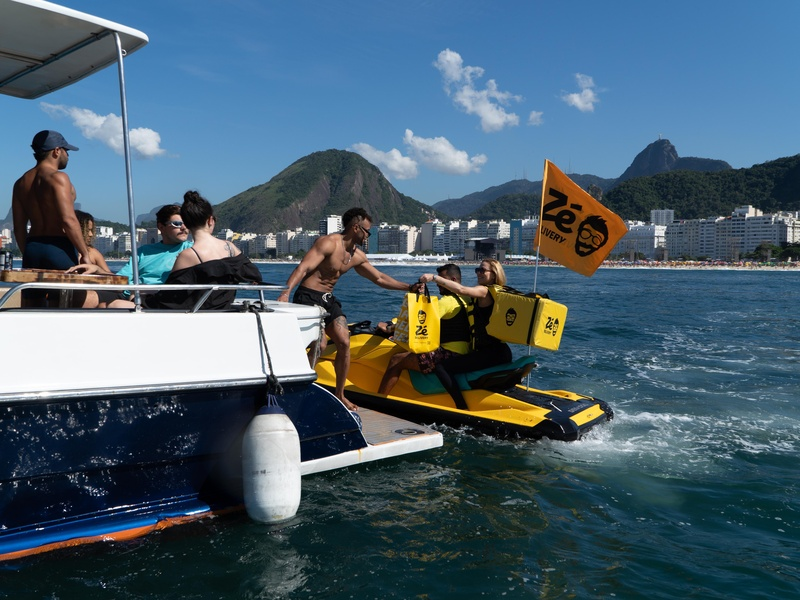 Zé delivery, patrocinador oficial do Todo Mundo no Rio, entrega bebida gelada até para quem vai curtir o show em barcos parados em Copacabana