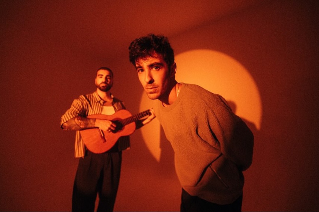 Após 2 anos, OUTROEU lança single inédito “Viver de Carinho”