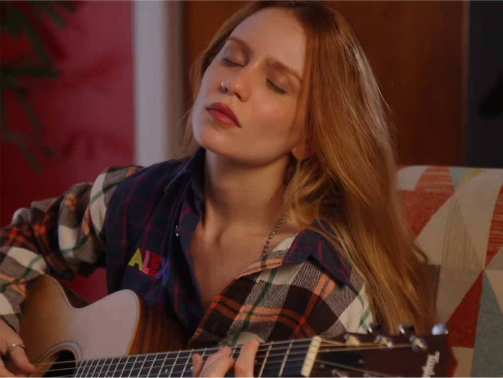 Carol Biazin canta para avós no Prêmio da Música Brasileira
