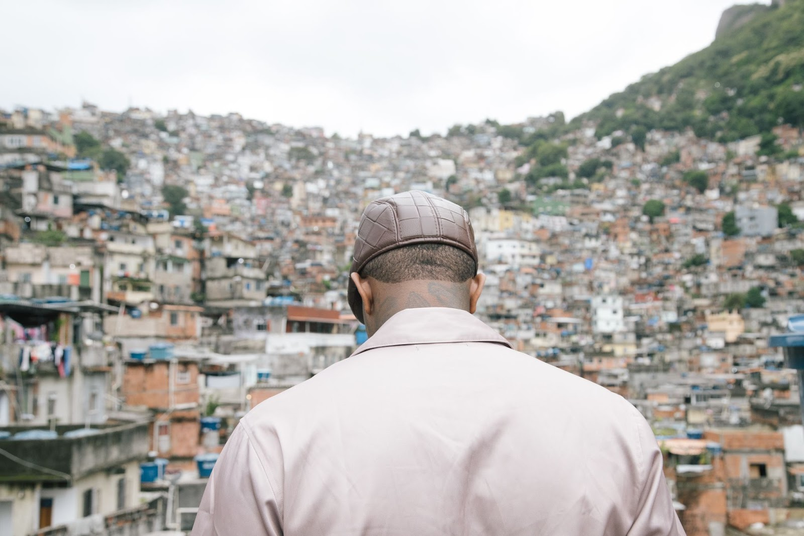 Produzido por Jefferson Delgado e com narração de Dona Val, mãe de MC Kevin, e Ice Blue, dos Racionais, o audiovisual estreia nesta sexta (13), marcando 1 mês do lançamento que conquistou o Brasil com hits e sensibilidade