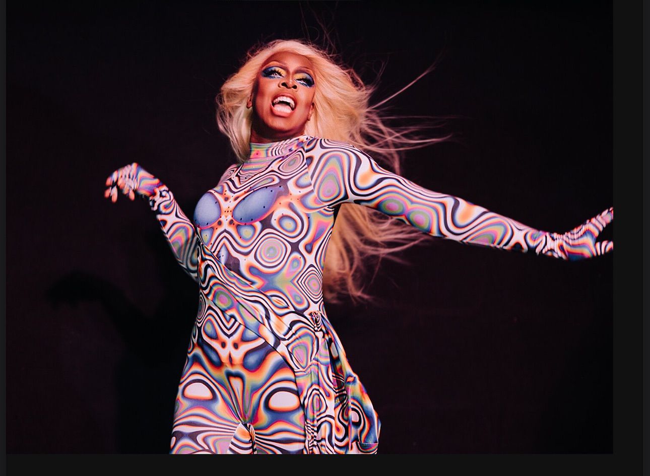 Kelly Heelton em traje de palco no Drag Race Germany