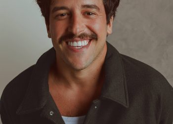 Foto de Lukete, poeta e ator, sorrindo.