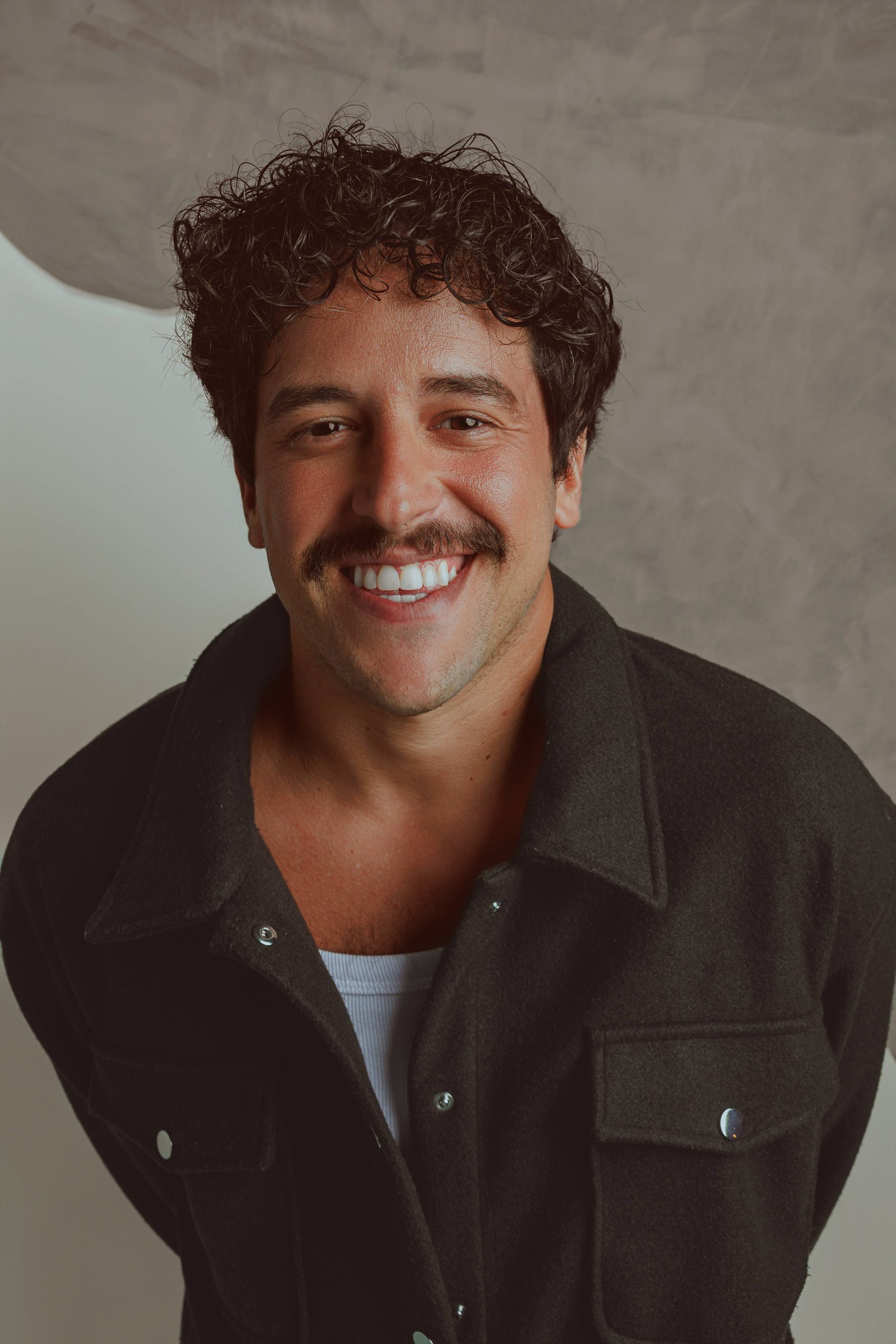 Foto de Lukete, poeta e ator, sorrindo.