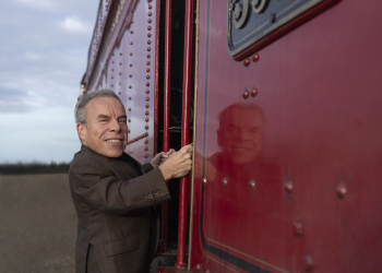 Warwick Davis volta a Hogwarts na nova série de Harry Potter