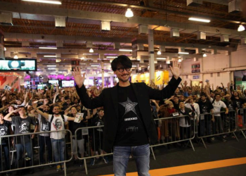 Imagem mostrando Hideo Kojima, lider do estúdio Kojima Productions e figura histórica no mundo dos games