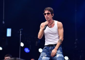 Di Ferrero aposta em nostalgia emo, mas surpreende ao misturar pagode e pop em show solo no The Town