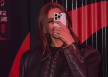 Sasha Meneghel é flagrada com celular destruído em show do marido no The Town