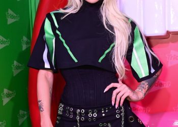 Pabllo Vittar aposta em look inspirado no K-pop no The Town e relembra queda em show em Goiânia