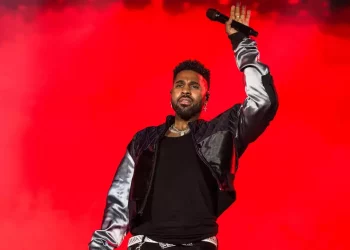 Jason Derulo desaponta no The Town com playback e roteiro inspirado em TikTok
