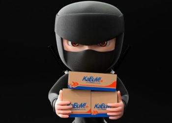 Ninja do KaBum com alguns pacotes na mão, simbolizando encomendas do site