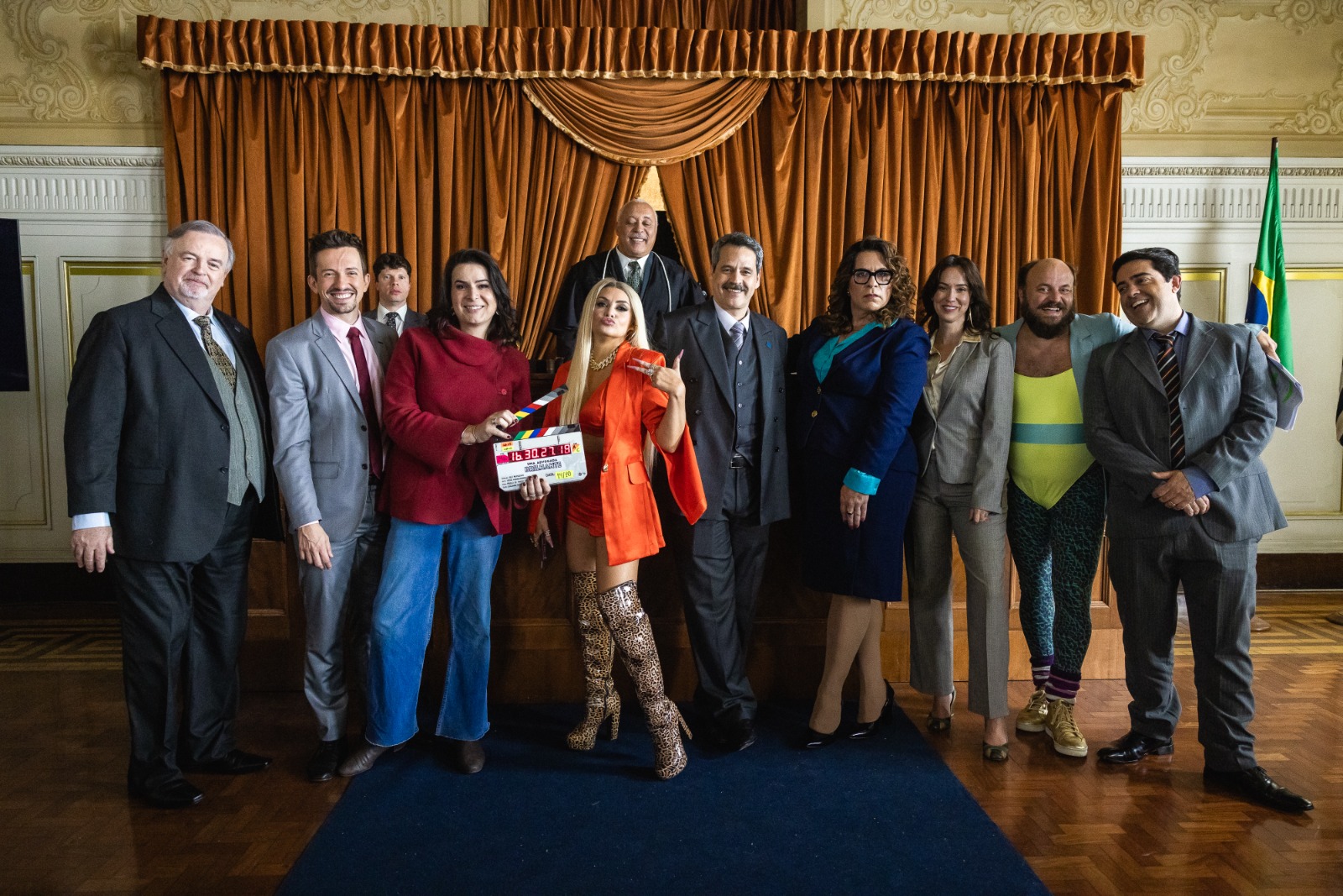 Elenco de Uma Advogada Brilhante em set de gravação