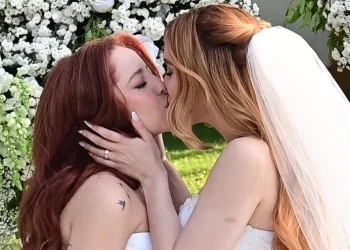 Mari Fernandez e Júlia Ribeiro se casam em cerimônia emocionante no interior de São Paulo