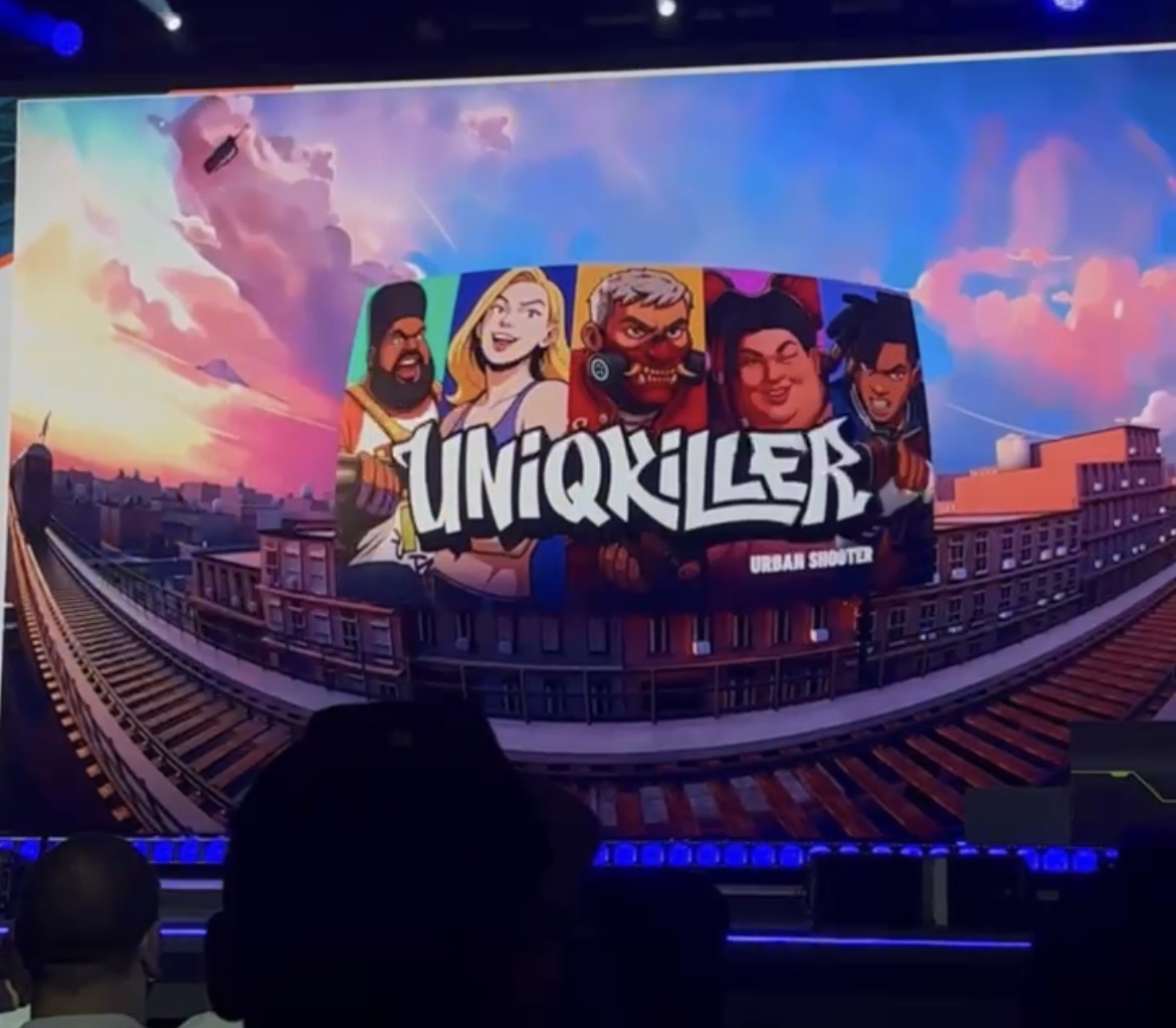 Tela de apresentação de um jogo chamado “UNIQKILLER Urban Shooter”, exibida em um grande telão com arte urbana colorida e personagens ilustrados, durante um evento de games.