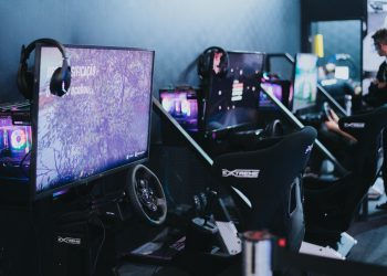 Imagem que mostra a tela de um computador, exibindo um jogo online dentro da Brasil Game Show