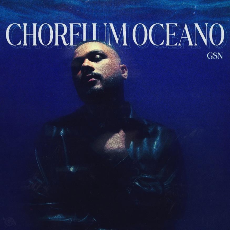 Capa do single Chorei um Oceano, do cantor GSN. O artista aparece imerso em tons de azul-escuro, com expressão introspectiva, remetendo à profundidade emocional da música.